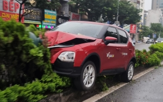 Ảnh TNGT: Tài xế VinFast VF 5 làm điều không tưởng - chễm chễ ngồi lên dải phân cách